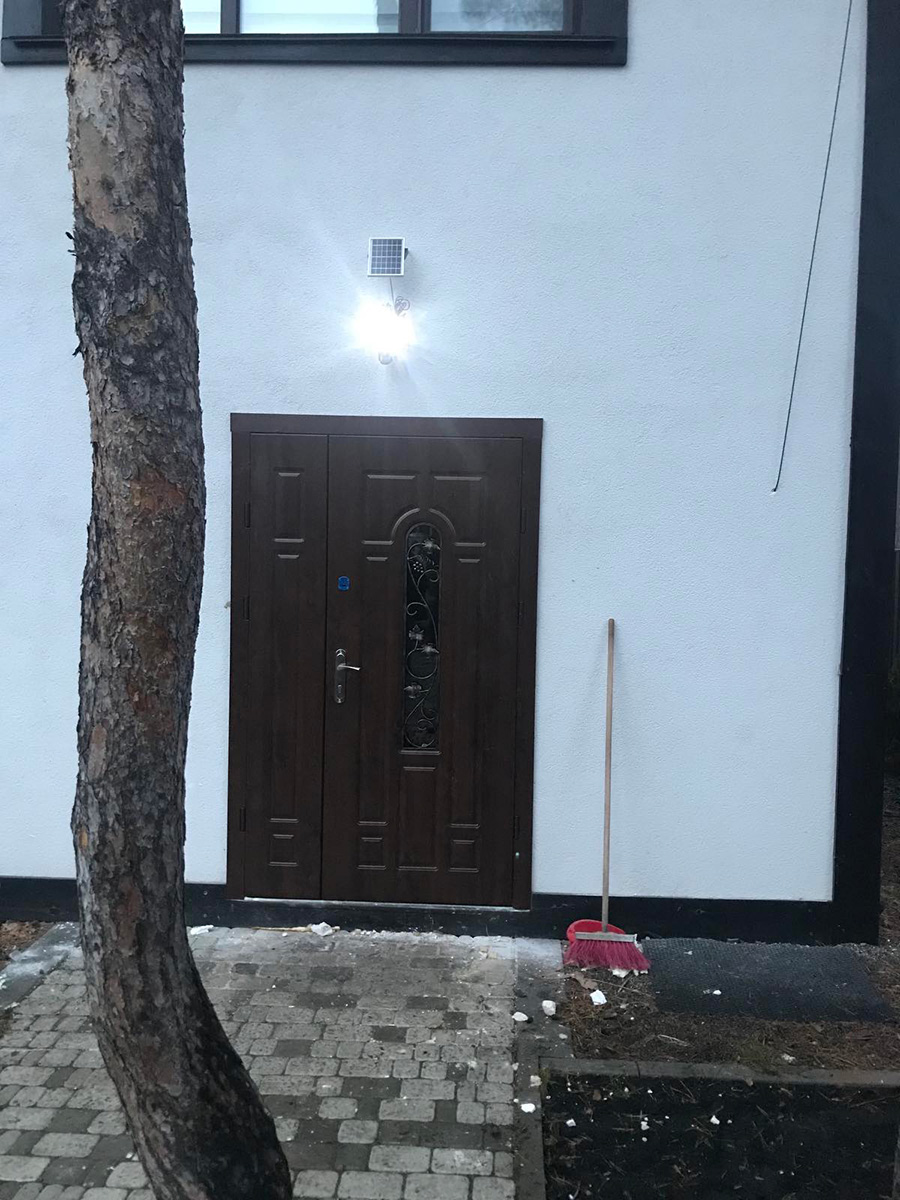 Двери в Вишневом: фото установки входных дверей